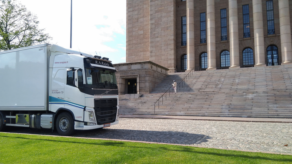 Kuorma-auto eduskuntatalolla Kuorma-auto eduskuntatalolla