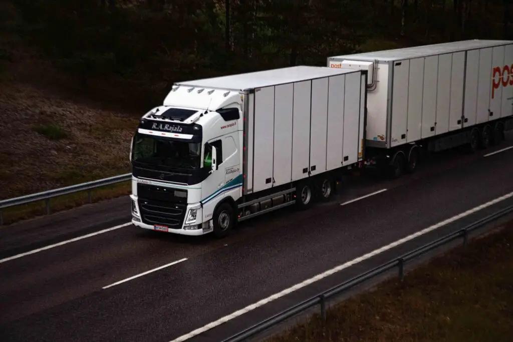 Rekka ja perävaunu Rekka perävaunulla