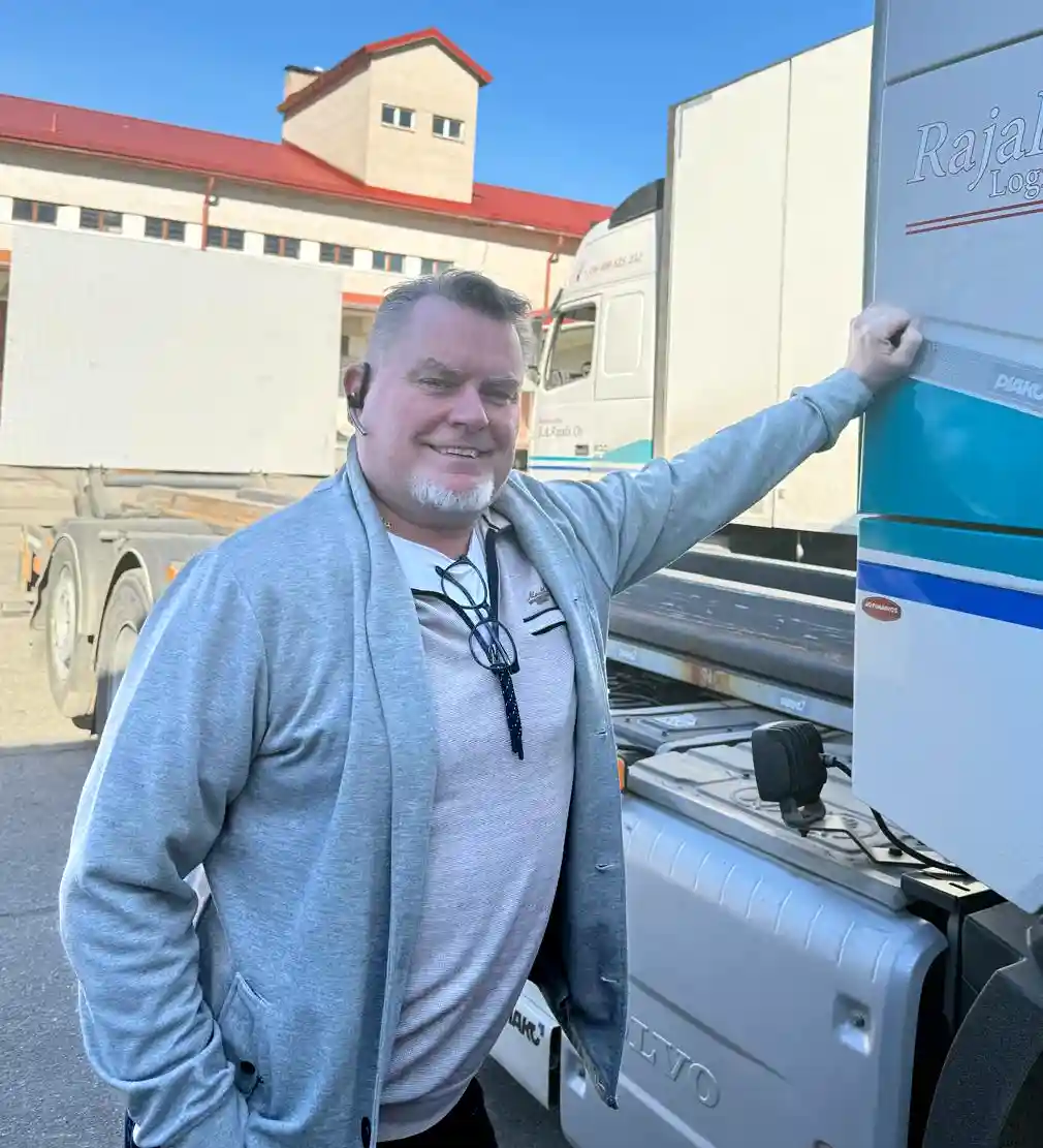 Contact Harri Numminen kuorma-auton vierellä